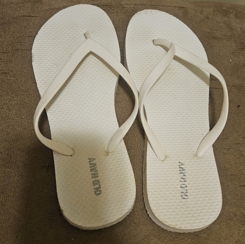Old Navy Women's Cream Colored Sandals